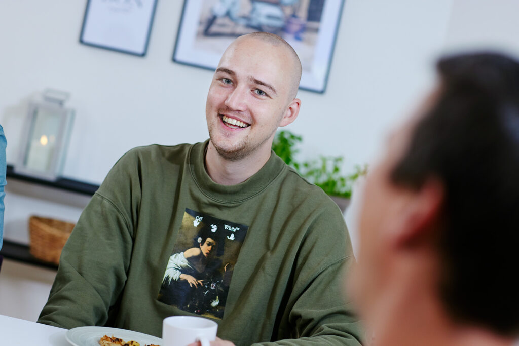 Glad kille på kontoret